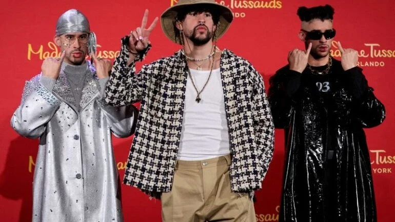 Bad Bunny tem visão dupla com duas novas estátuas de cera no Madame Tussauds