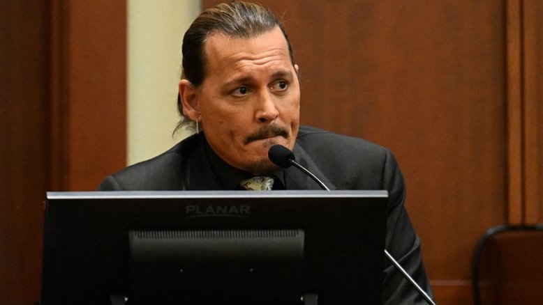 Johnny Depp diz que ex-mulher Amber Heard era violenta com ele