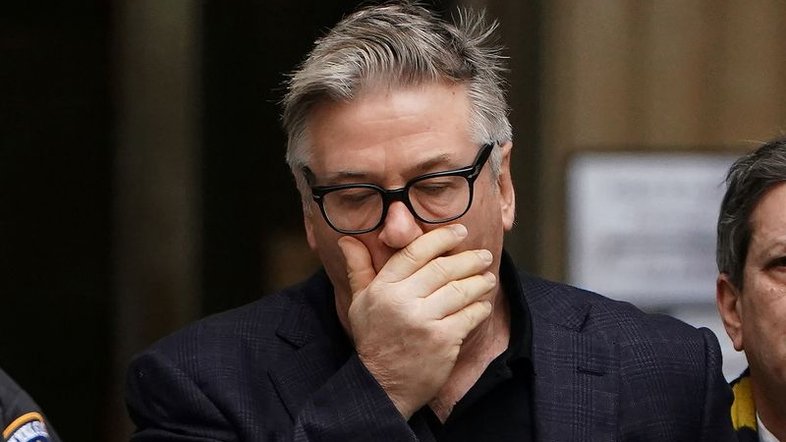 Advogado de Alec Baldwin diz que investigação sobre tiro em set de “Rust” inocentou ator