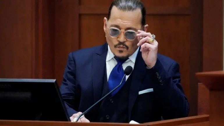 Johnny Depp encerra depoimento em caso de difamação e diz que ex-mulher o deixou "destruído"