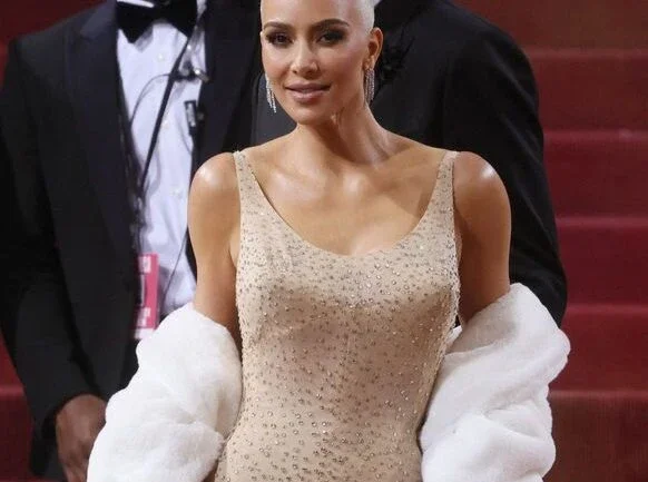 Kim Kardashian usa vestido de Marilyn Monroe no Met Gala