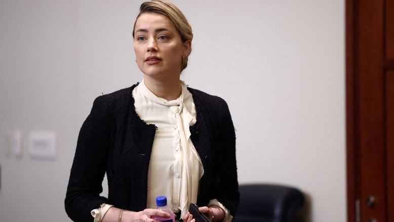Amber Heard diz que Johnny Depp se tornou violento por conta de ciúmes