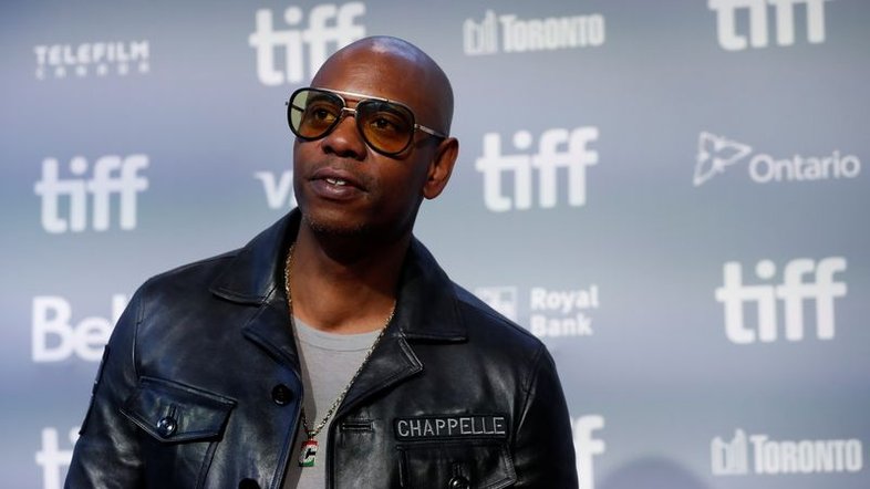 Homem é acusado de 4 contravenções por ataque a comediante Dave Chappelle