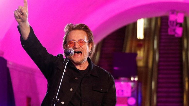 Bono, do U2, faz show da "liberdade" no metrô de Kiev
