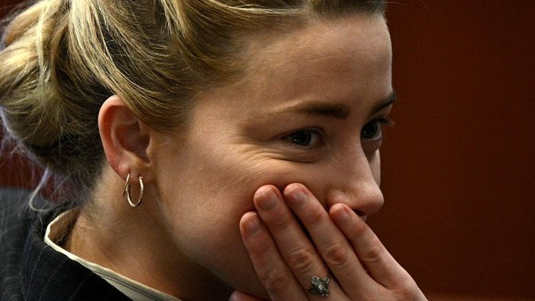 Advogada de Johnny Depp questiona Amber Heard sobre drogas e textos de amor em processo de difamação