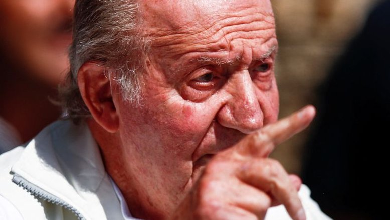 Juan Carlos recebe apoio e constrangimento político ao retornar à Espanha