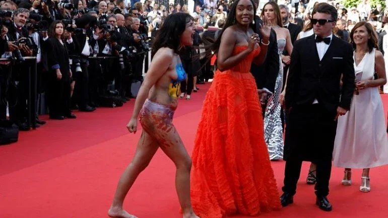 Manifestante pintada com cores da Ucrânia é expulsa do tapete vermelho de Cannes