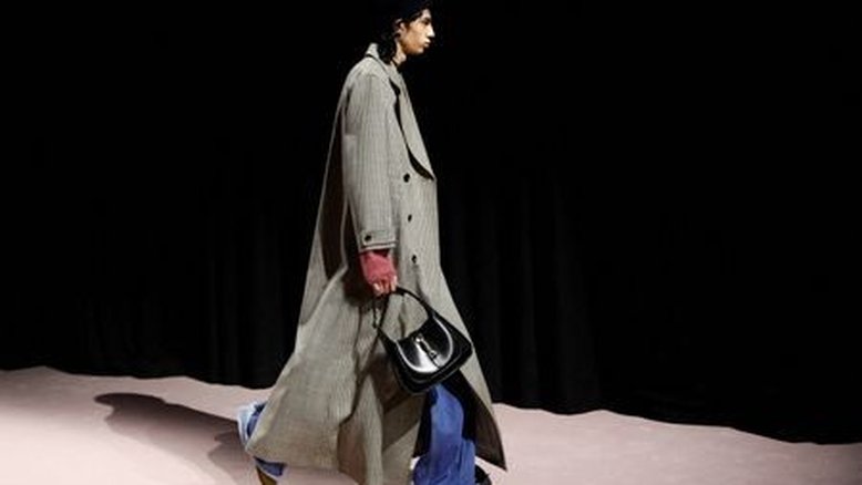 Gucci desfila em Milão com mundo da moda à espera de novo estilista
