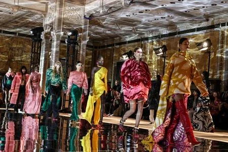 Estrelas se alinham para desfile de Prabal Gurung na Semana de Moda de Nova York