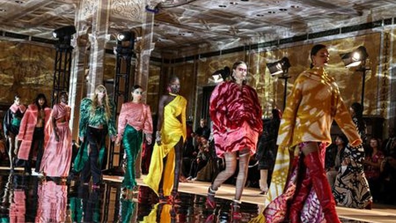 Estrelas se alinham para desfile de Prabal Gurung na Semana de Moda de Nova York