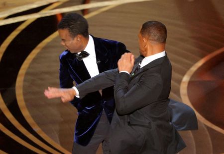 Um ano após receber tapa no Oscar, Chris Rock responde Will Smith na Netflix