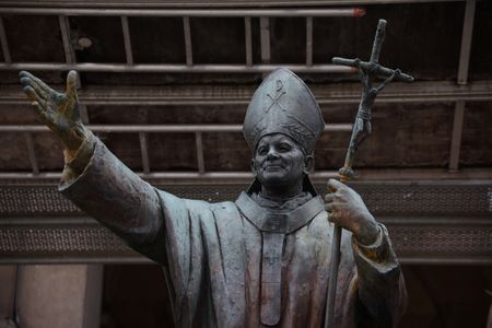 Novo livro sobre o papa João Paulo 2º desperta debate acalorado na Polônia