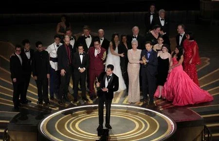 "Tudo em Todo o Lugar ao Mesmo Tempo" domina Oscar com sete estatuetas