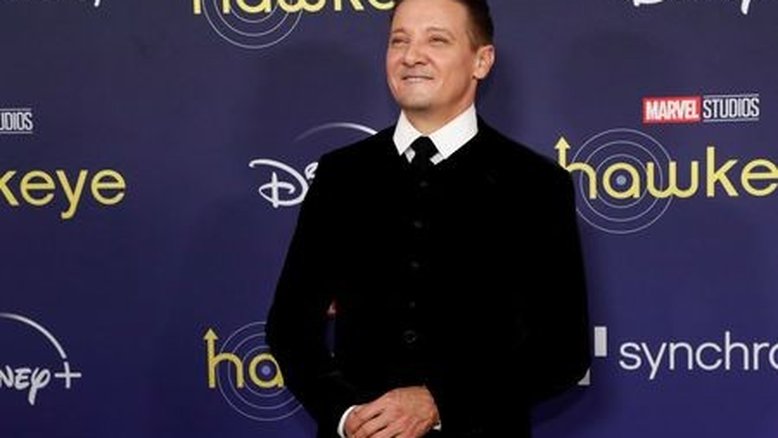 Ator Jeremy Renner diz que quebrou mais de 30 ossos em acidente na neve