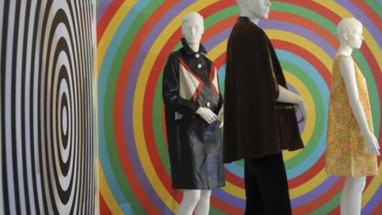 Morre aos 93 anos Mary Quant, estilista que popularizou a minissaia