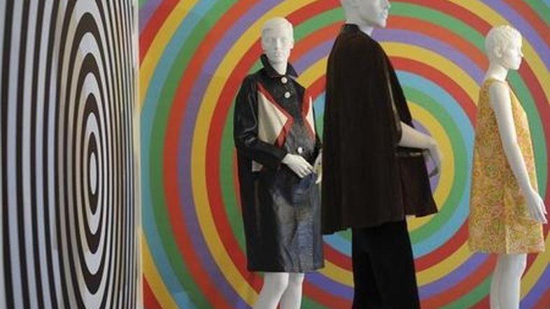 Morre aos 93 anos Mary Quant, estilista que popularizou a minissaia
