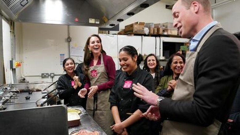Príncipe William anota reserva para cliente em restaurante