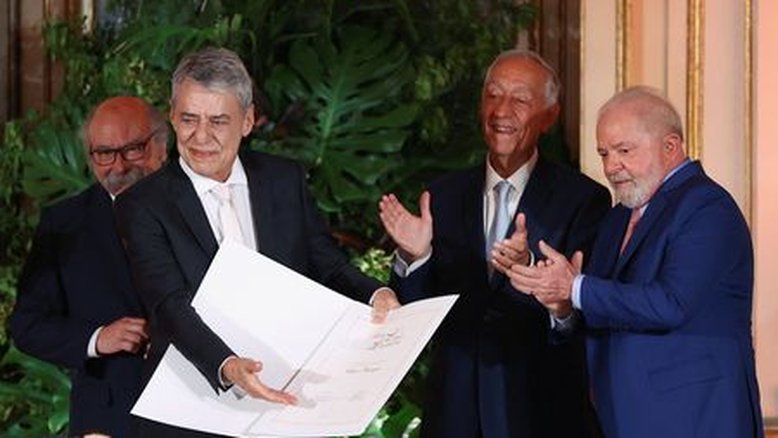 Chico Buarque recebe Prêmio Camões com quatro anos de atraso