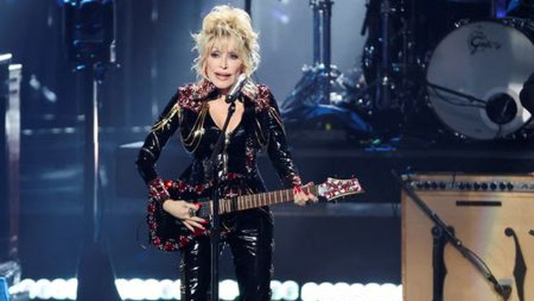Dolly Parton revela lista estrelada de colaboradores para primeiro álbum de rock