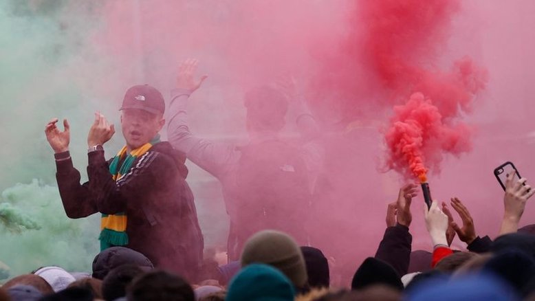 Liverpool chega a Old Trafford em meio a protestos de torcedores antes do confronto com Manchester United