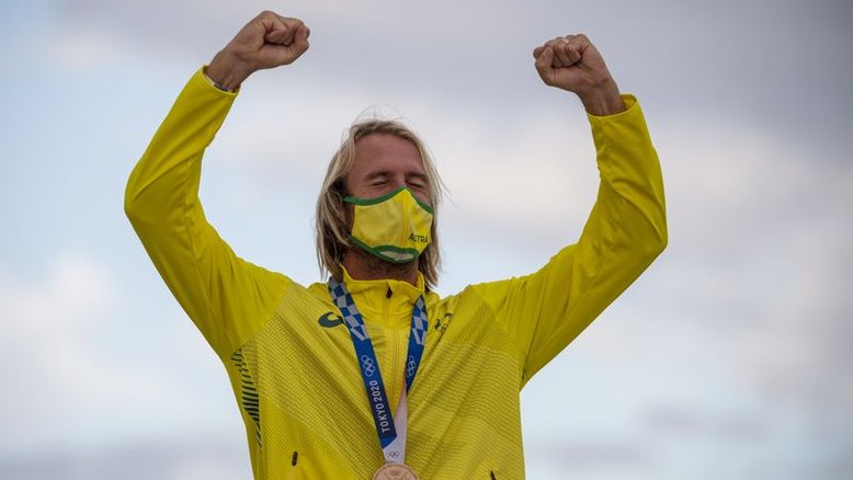 Australiano deixa lesão cerebral para trás e conquista o bronze no surfe em Tóquio