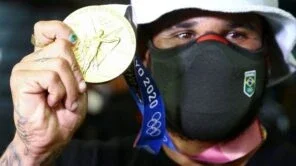 Ítalo Ferreira volta ao Brasil com medalha de ouro e já quer surfar