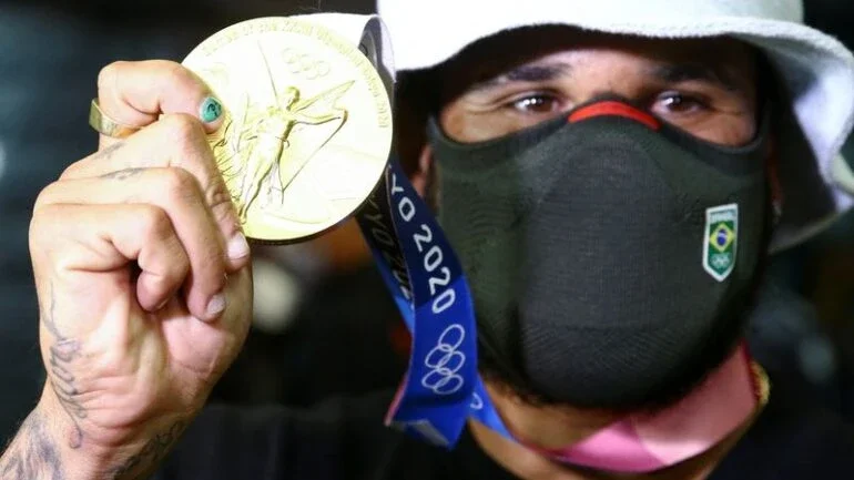 Ítalo Ferreira volta ao Brasil com medalha de ouro e já quer surfar