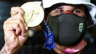 Ítalo Ferreira volta ao Brasil com medalha de ouro e já quer surfar