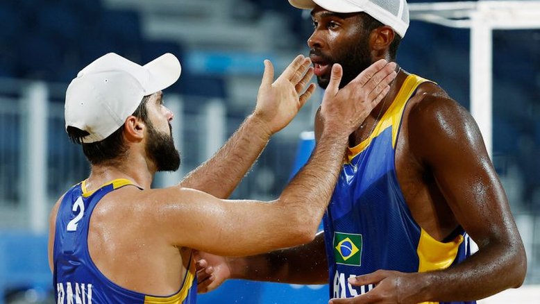 Bruno Schmidt e Evandro vencem dupla polonesa e vão às oitavas do vôlei de praia