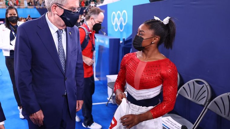 Presidente do COI elogia coragem de Simone Biles