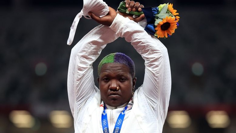COI diz estar estudando gesto de atleta dos EUA no pódio da Tóquio 2020