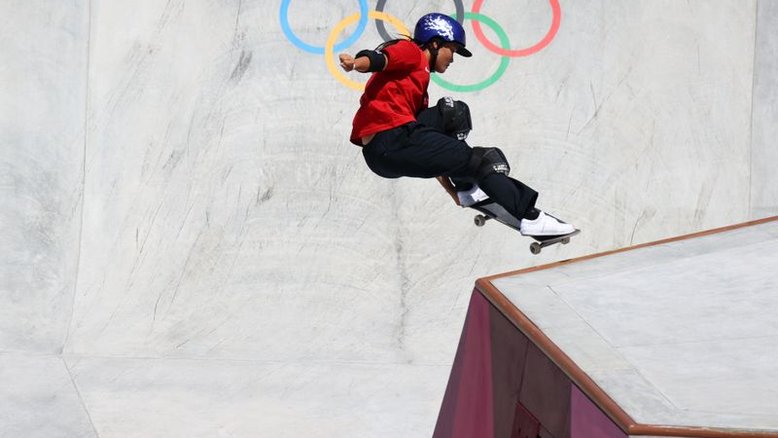 Estreia olímpica do skate park vira batalha de adolescentes com vitória de japonesas