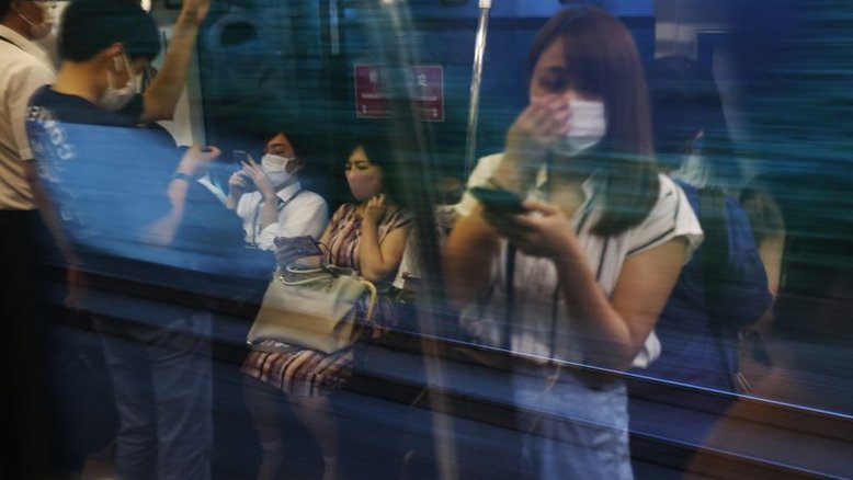 Japão amplia restrições da Covid-19 ao ver disparada de casos lotar hospitais