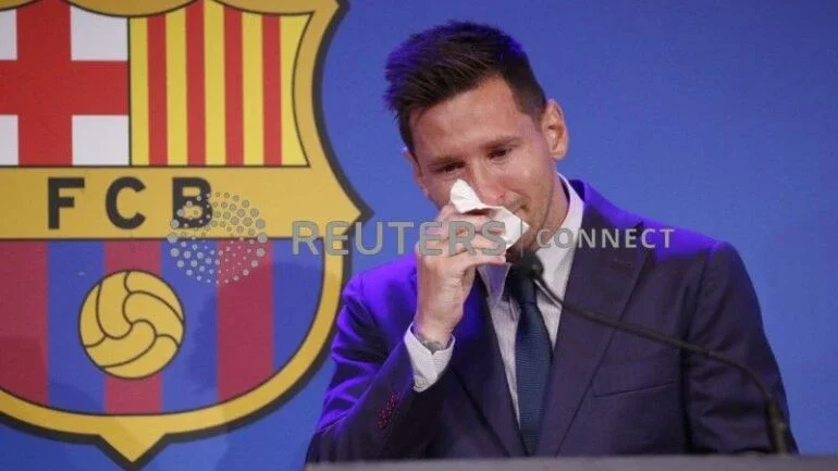 Messi se despede do Barcelona entre lágrimas e diz que negocia com o PSG