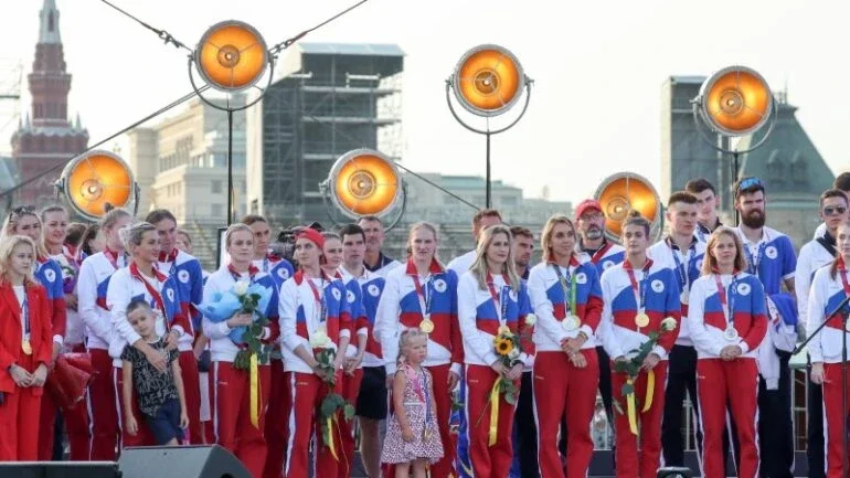 Rússia recebe medalhistas olímpicos com festividades na Praça Vermelha