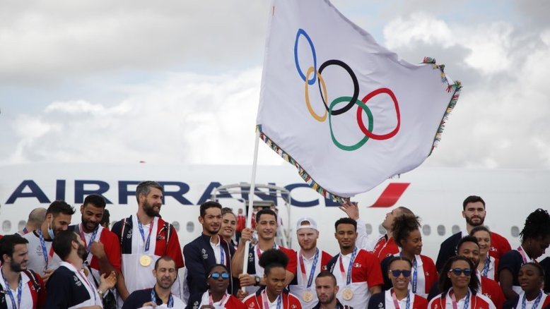França recebe bandeira olímpica e promete "Jogos para as pessoas" em 2024