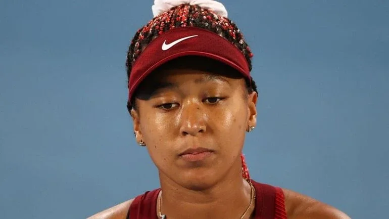 Tenista Naomi Osaka chora durante entrevista coletiva