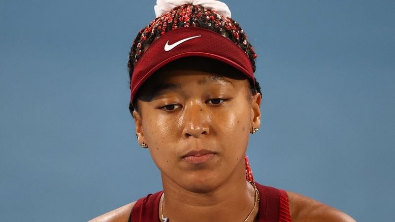 Tenista Naomi Osaka chora durante entrevista coletiva