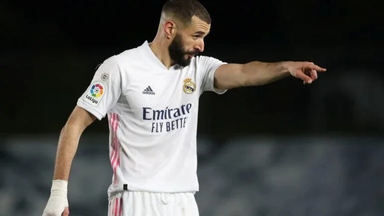 Atacante Benzema renova contrato com o Real até 2023