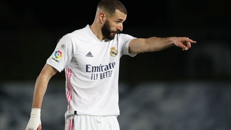 Atacante Benzema renova contrato com o Real até 2023