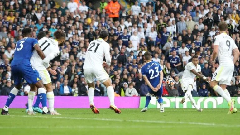 Foguete de Raphinha arranca empate por 2 x 2 para o Leeds contra o Everton