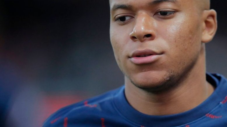 Vídeo: Mbappé reclama ao não receber passe e para de correr