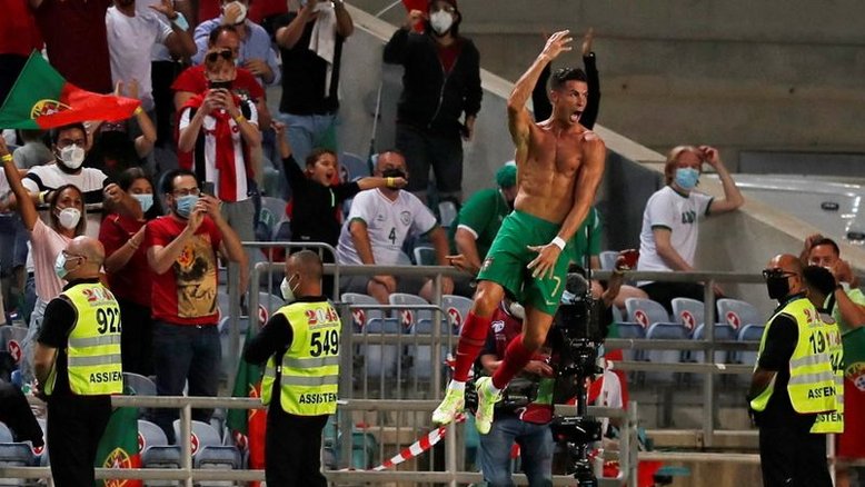 Cristiano Ronaldo marca 2 gols contra Irlanda e se torna maior artilheiro de seleções