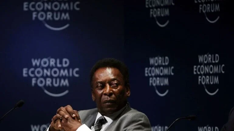 Pelé está internado em hospital há 6 dias, após descobrir problema de saúde