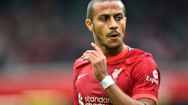 Lesão na panturrilha afasta Thiago de próximos dois jogos do Liverpool
