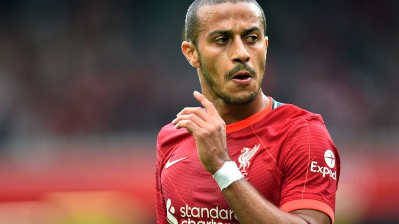 Lesão na panturrilha afasta Thiago de próximos dois jogos do Liverpool