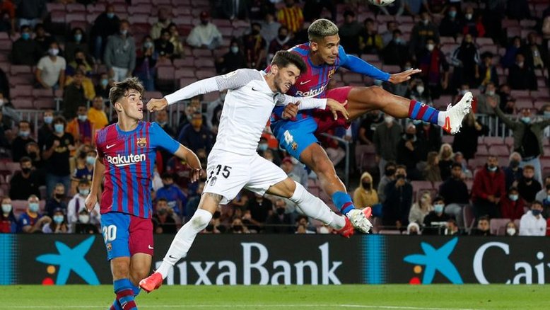 Barcelona arranca empate no final com o Granada