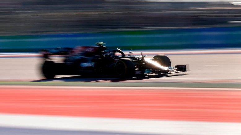 Bottas fica à frente de Hamilton em treino dominado pela Mercedes no GP da Rússia