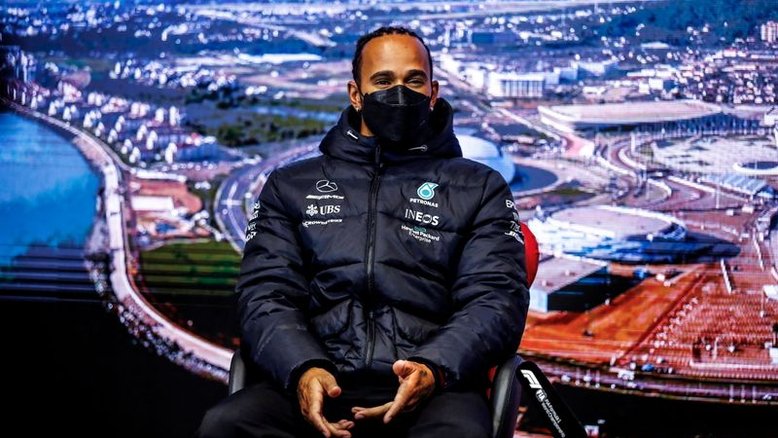 Hamilton está mais pressionado do que Verstappen, diz Horner