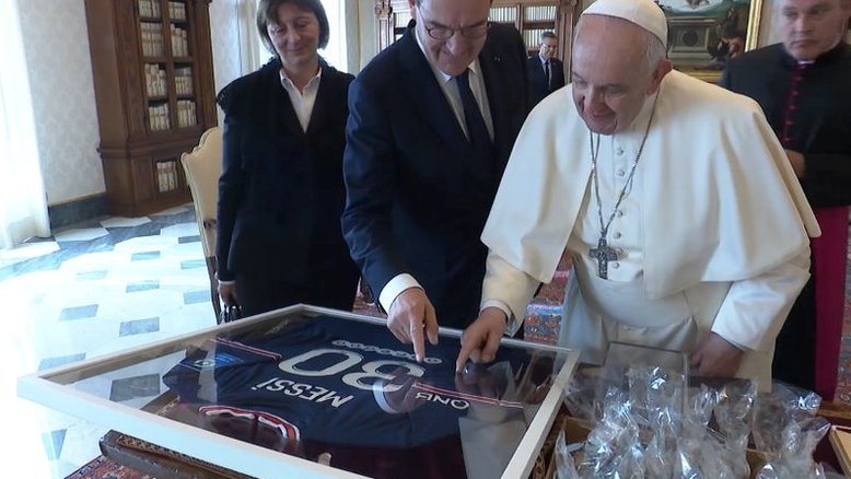 Premiê francês presenteia papa com camiseta autografada por Messi